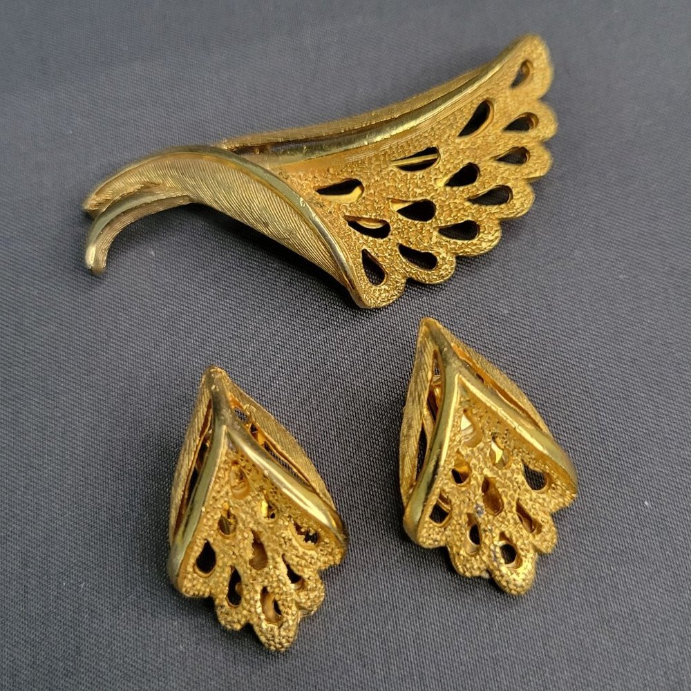 Fan Shaped Gold Tone Brooch With Matching Clip On Earrings Filigree Accents